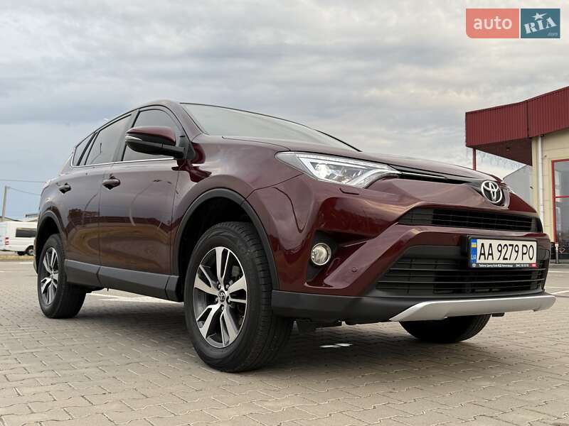 Внедорожник / Кроссовер Toyota RAV4 2017 в Киеве