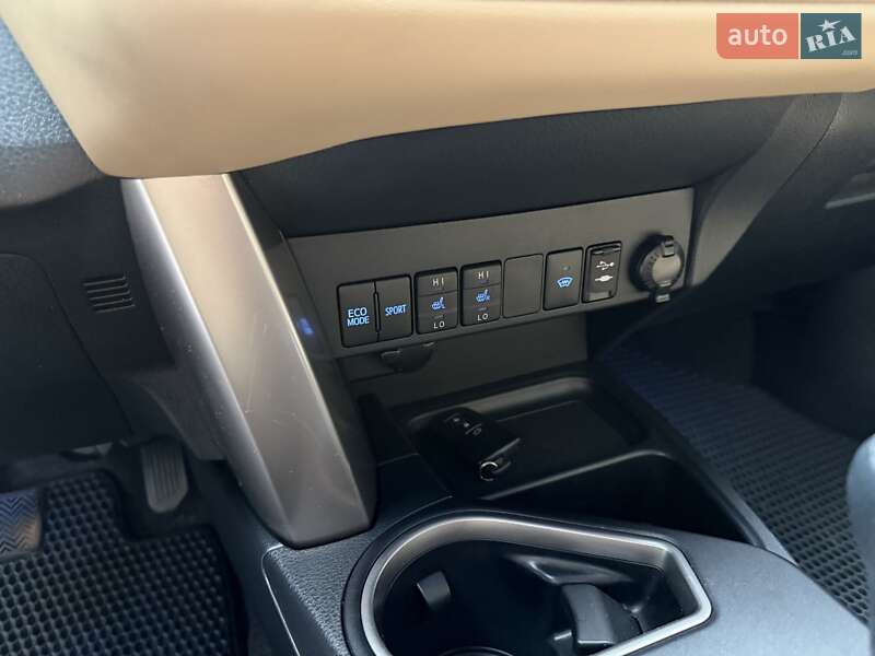 Внедорожник / Кроссовер Toyota RAV4 2017 в Киеве