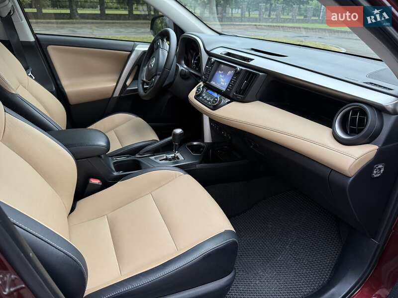 Внедорожник / Кроссовер Toyota RAV4 2017 в Киеве