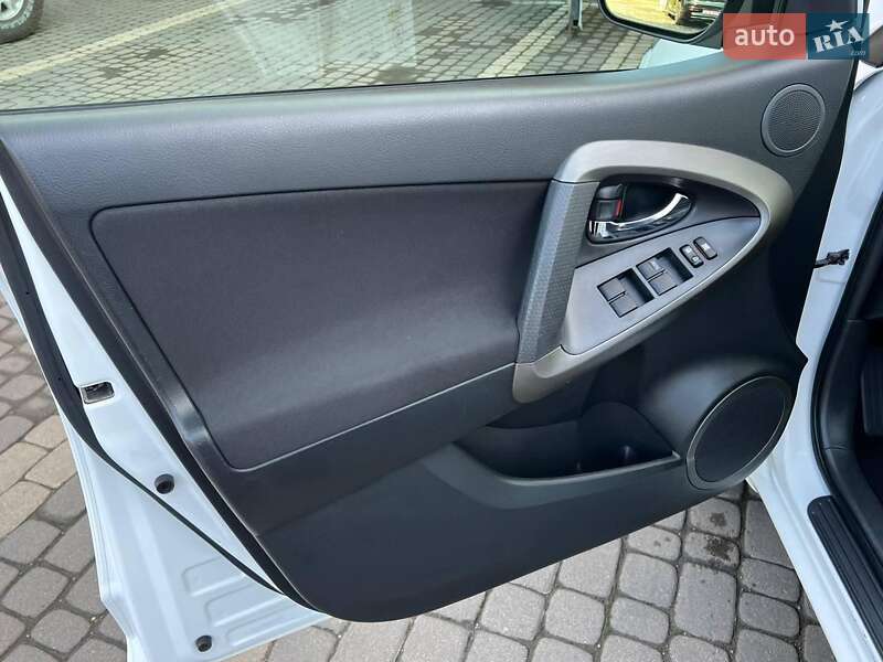 Внедорожник / Кроссовер Toyota RAV4 2011 в Коломые