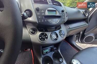 Внедорожник / Кроссовер Toyota RAV4 2006 в 