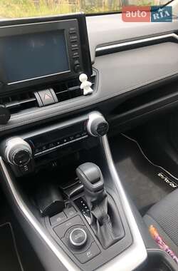 Внедорожник / Кроссовер Toyota RAV4 2019 в 