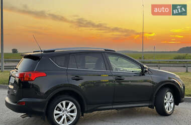 Внедорожник / Кроссовер Toyota RAV4 2015 в 