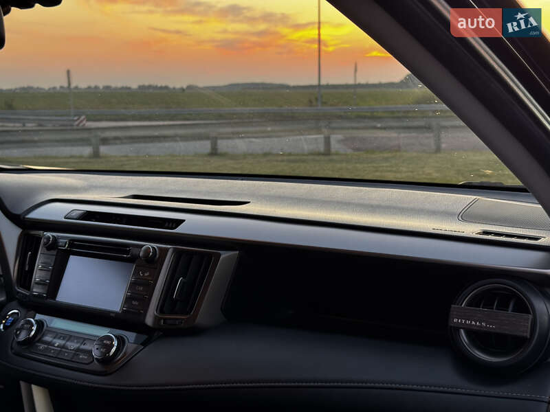 Внедорожник / Кроссовер Toyota RAV4 2015 в Радивилове