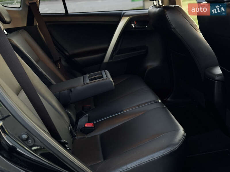 Внедорожник / Кроссовер Toyota RAV4 2015 в Радивилове