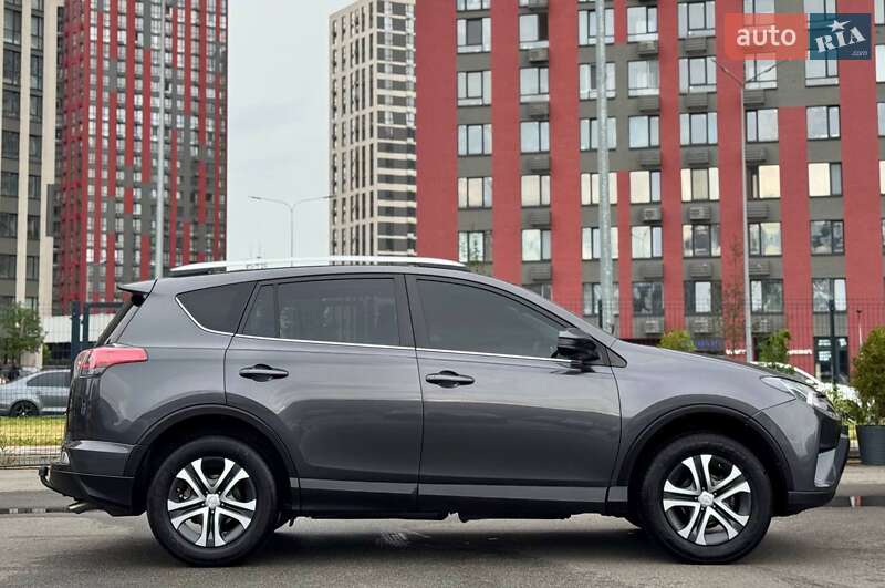 Позашляховик / Кросовер Toyota RAV4 2016 в Києві