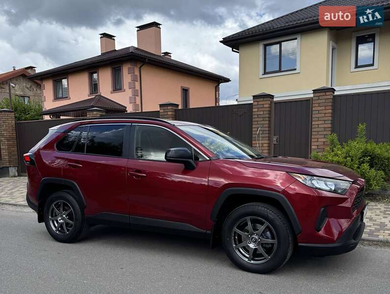 Внедорожник / Кроссовер Toyota RAV4 2018 в 