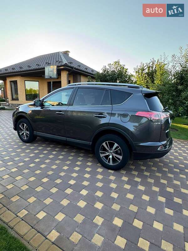 Внедорожник / Кроссовер Toyota RAV4 2016 в Умани