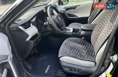Внедорожник / Кроссовер Toyota RAV4 2019 в 