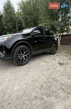 Позашляховик / Кросовер Toyota RAV4 2018 в 