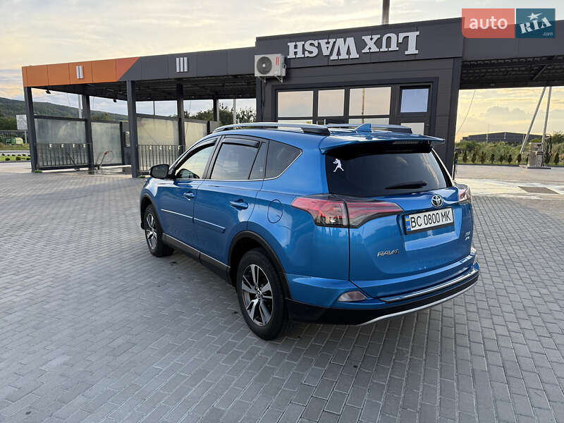 Внедорожник / Кроссовер Toyota RAV4 2017 в Золочеве