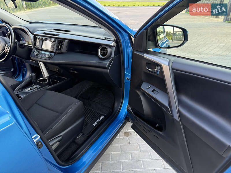 Внедорожник / Кроссовер Toyota RAV4 2017 в Золочеве