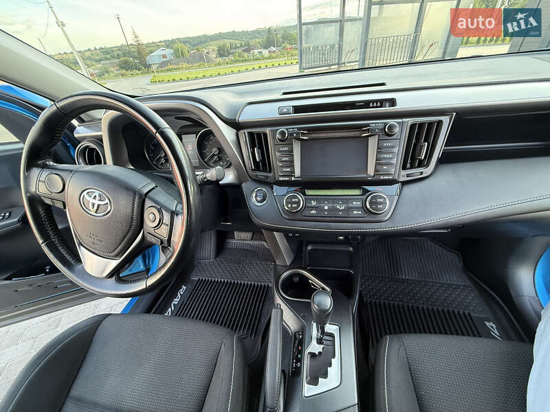 Внедорожник / Кроссовер Toyota RAV4 2017 в Золочеве