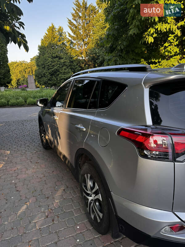 Позашляховик / Кросовер Toyota RAV4 2017 в Ромнах