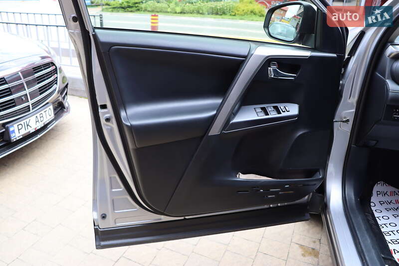 Позашляховик / Кросовер Toyota RAV4 2018 в Львові