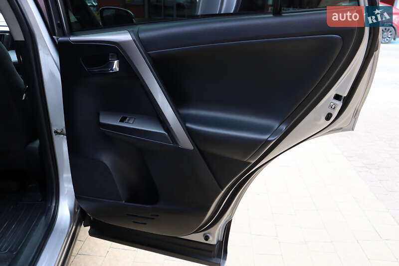 Позашляховик / Кросовер Toyota RAV4 2018 в Львові