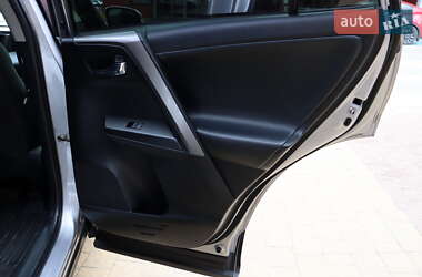 Внедорожник / Кроссовер Toyota RAV4 2018 в 