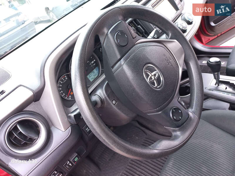 Позашляховик / Кросовер Toyota RAV4 2016 в Дніпрі