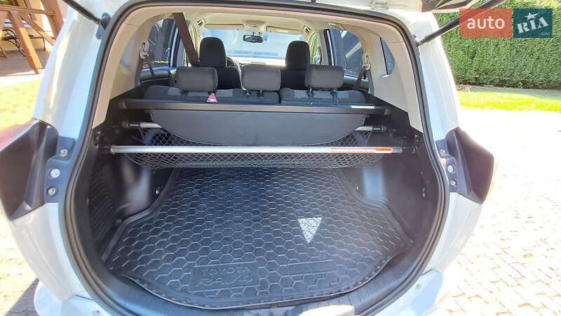 Внедорожник / Кроссовер Toyota RAV4 2016 в Ужгороде