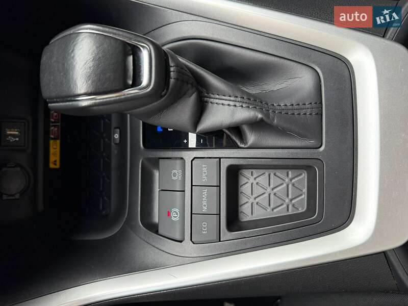 Позашляховик / Кросовер Toyota RAV4 2023 в Черкасах