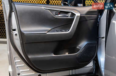 Внедорожник / Кроссовер Toyota RAV4 2020 в 