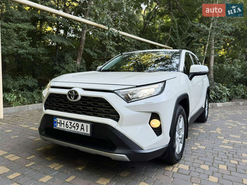 Внедорожник / Кроссовер Toyota RAV4 2019 в 