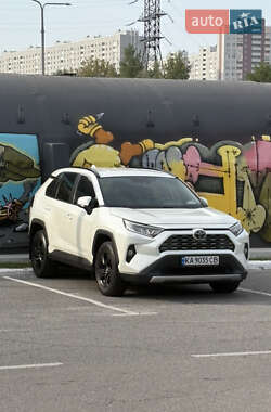 Внедорожник / Кроссовер Toyota RAV4 2021 в Киеве