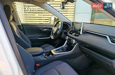 Внедорожник / Кроссовер Toyota RAV4 2019 в 