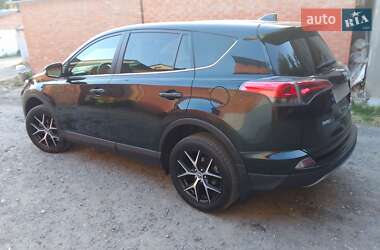 Внедорожник / Кроссовер Toyota RAV4 2017 в 