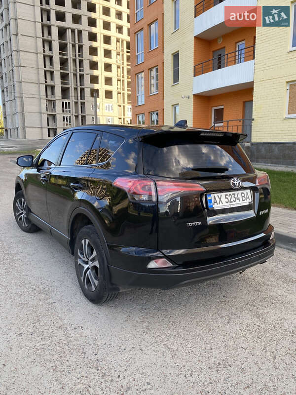 Позашляховик / Кросовер Toyota RAV4 2016 в Харкові