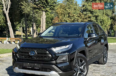Внедорожник / Кроссовер Toyota RAV4 2024 в 