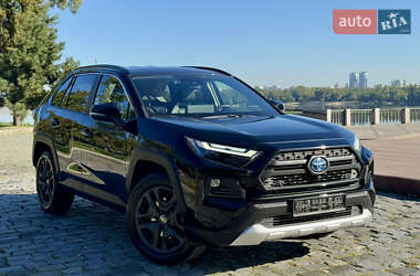 Внедорожник / Кроссовер Toyota RAV4 2024 в 