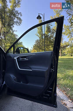 Внедорожник / Кроссовер Toyota RAV4 2024 в 