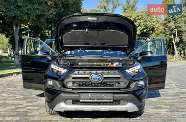 Внедорожник / Кроссовер Toyota RAV4 2024 в 