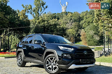Внедорожник / Кроссовер Toyota RAV4 2024 в 