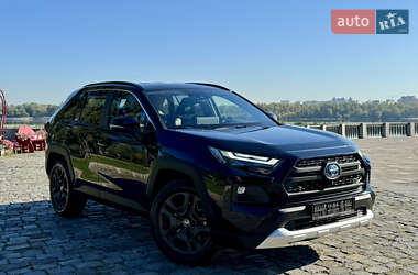 Внедорожник / Кроссовер Toyota RAV4 2024 в 