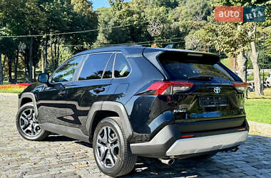Внедорожник / Кроссовер Toyota RAV4 2024 в 