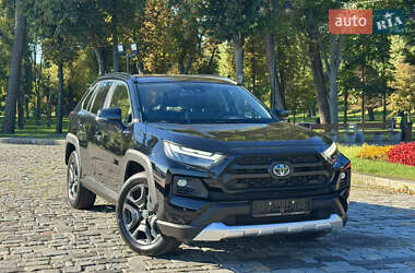 Внедорожник / Кроссовер Toyota RAV4 2024 в 
