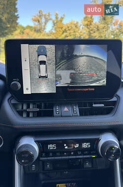 Внедорожник / Кроссовер Toyota RAV4 2024 в 