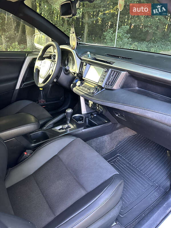 Внедорожник / Кроссовер Toyota RAV4 2016 в Виннице