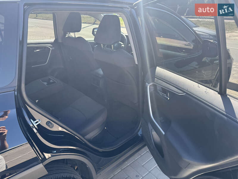 Позашляховик / Кросовер Toyota RAV4 2021 в Черкасах