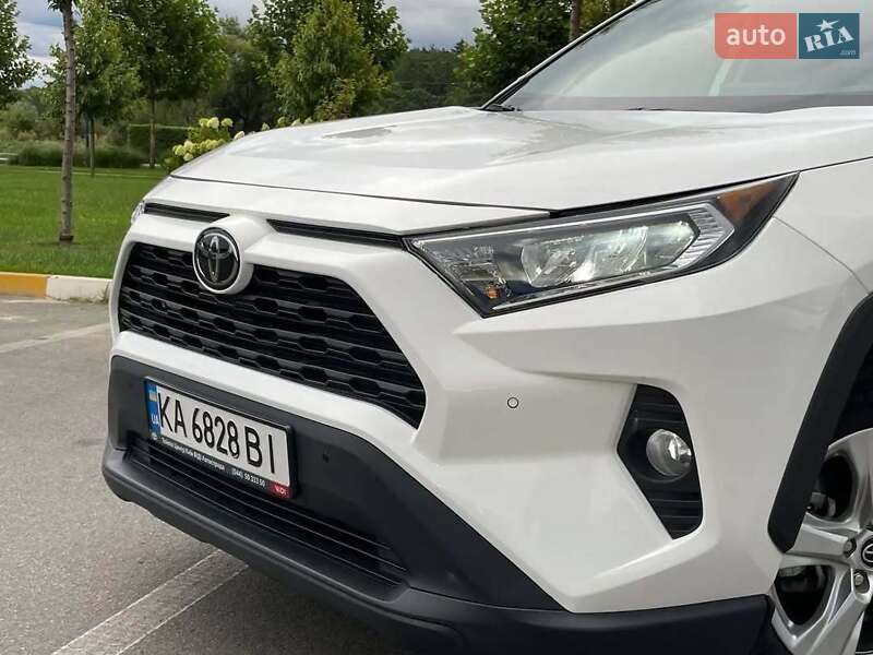 Внедорожник / Кроссовер Toyota RAV4 2020 в Хмельницком