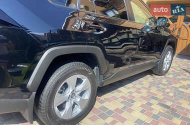 Внедорожник / Кроссовер Toyota RAV4 2021 в 