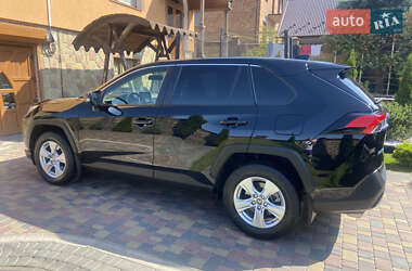 Внедорожник / Кроссовер Toyota RAV4 2021 в 