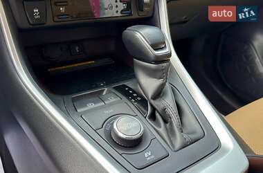 Внедорожник / Кроссовер Toyota RAV4 2020 в 
