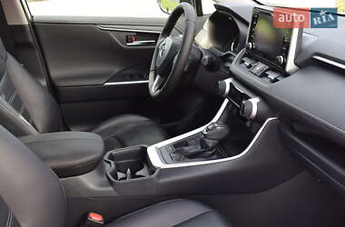 Внедорожник / Кроссовер Toyota RAV4 2018 в 