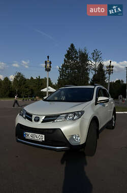 Позашляховик / Кросовер Toyota RAV4 2014 в Рівному