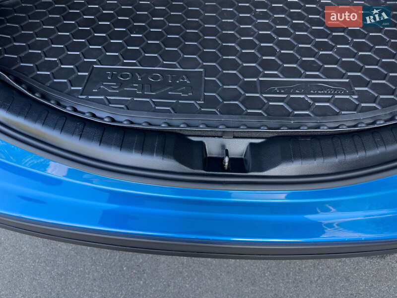 Позашляховик / Кросовер Toyota RAV4 2017 в Києві