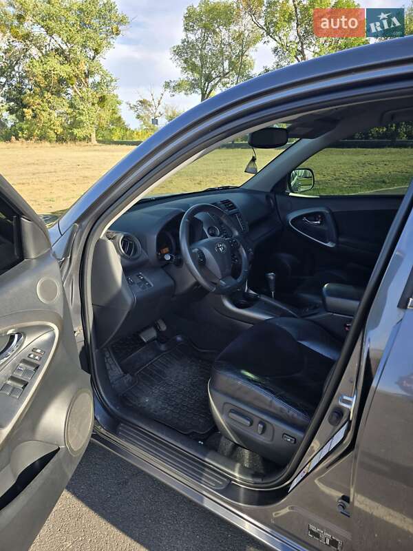 Внедорожник / Кроссовер Toyota RAV4 2011 в Шполе