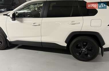 Внедорожник / Кроссовер Toyota RAV4 2020 в Ужгороде